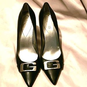 GUESS Black pumps, silver metal G logo SZ 8